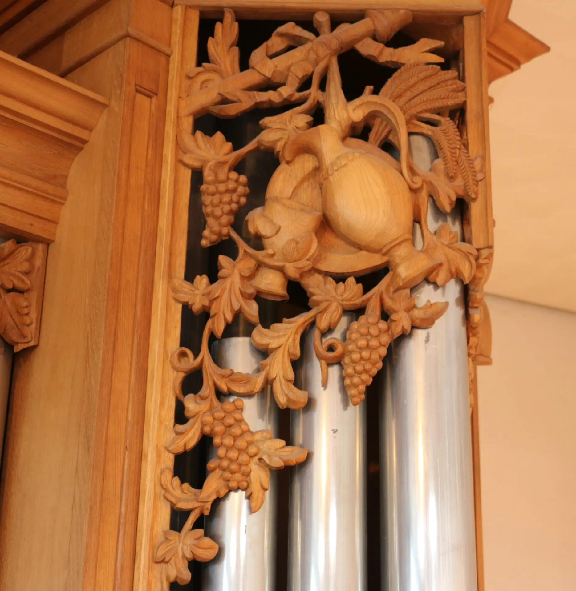 Schenkkan, beker en bord: symbolen van het Heilig Avondmaal